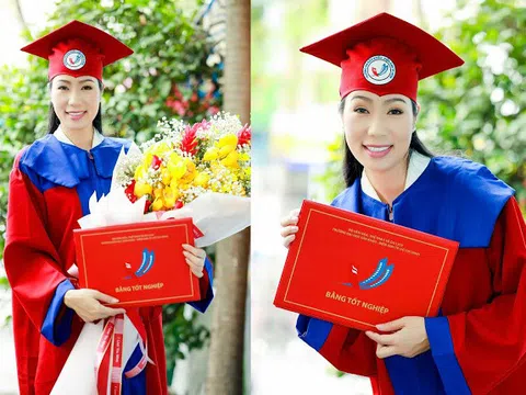 NSƯT Trịnh Kim Chi nhận bằng tốt nghiệp sau 4 năm miệt mài học tập