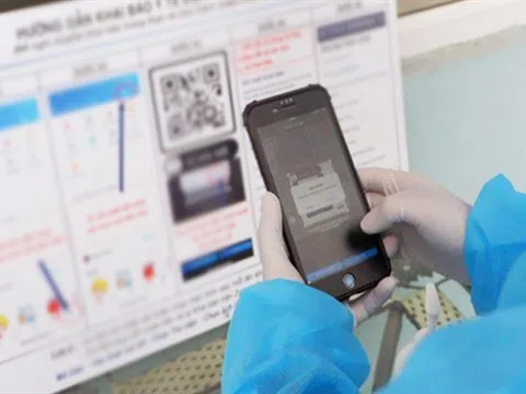 Dùng Zalo quét mã QR để khai báo y tế điện tử tại bệnh viện