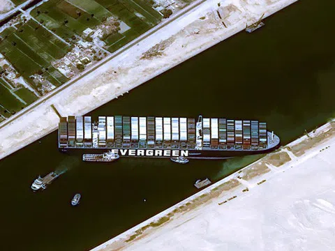 Khi máy xúc và tàu kéo vô dụng, các chuyên gia đang chờ Thiên Nhiên ra tay giải cứu tàu Ever Given mắc cạn tại kênh đào Suez