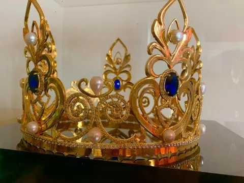 Sự thật về chiếc vương miện của hoa hậu Hoà Bình Thuỳ Tiên có phải do Queen Pearl PQ chế tác?
