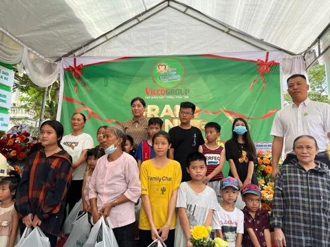 Chuỗi siêu thị kết nối yêu thương VilcoMart 24h cùng Quỹ Bảo trợ trẻ em trao 130 phần quà cho trẻ em xã Thành Hưng