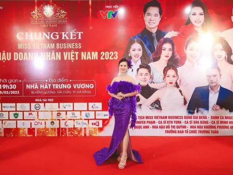 Người đẹp áo dài Nông Thị Hà nổi bật trên thảm đỏ Chung kết Hoa hậu Doanh nhân Việt Nam
