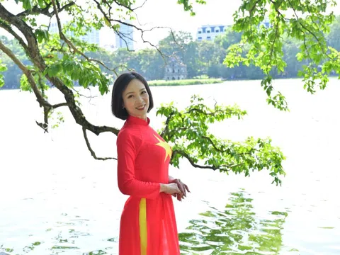 Á hậu Lê Thị Khánh Vân khoe nhan sắc rạng ngời trong tà áo dài truyền thống giữa trời thu Hà Nội