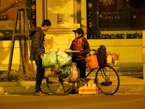 Nhiệt độ giảm sâu người vô gia cư tại Hà Nội run rẩy trong đêm lạnh