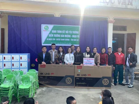 Chị Lê Thị Mai – giám đốc siêu thị Vilco Mart24h Nghệ An tổ chứ chương trình trao tặng quà cho người dân và trường học tại xã Ngọc Lâm, tỉnh Nghệ An