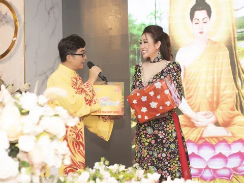 Nữ hoàng Kim Trang dịu dàng trong tà áo dài của NTK Minh Hùng làm việc thiện đầu năm