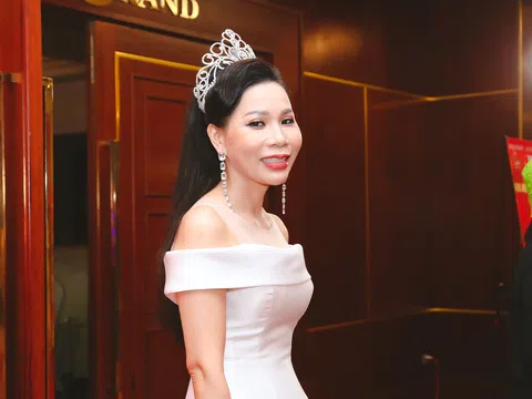 Á hoàng Nguyễn Thị Kim Âm hào hứng trước phần trình diễn bán kết của thí sinh Hoa hậu Doanh nhân Toàn cầu 2022