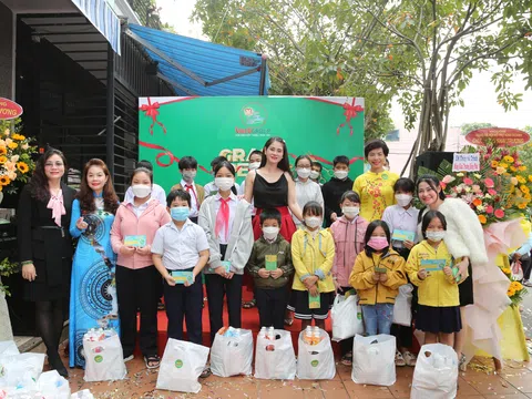 Á hậu Nguyễn Hồng Nhung tham dự khai trương hệ thống siêu thị Vilco Mart24h tại Nghệ An và Đà Nẵng.