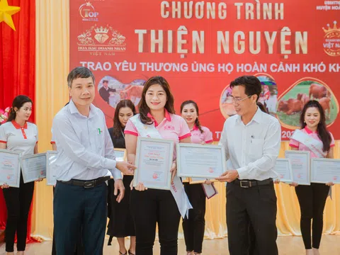 “Người đẹp nhân ái” HHDNVN 2022 - Bùi Thị Liến tặng bò giống giúp bà con huyện Hòa Vang kế sinh nhai