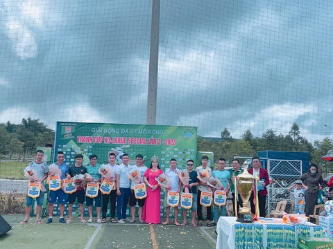 Nữ tỷ phú Hạnh Dung tham dự sự kiện khai mạc giải bóng đá S7 mở rộng tại thị xã An Khê