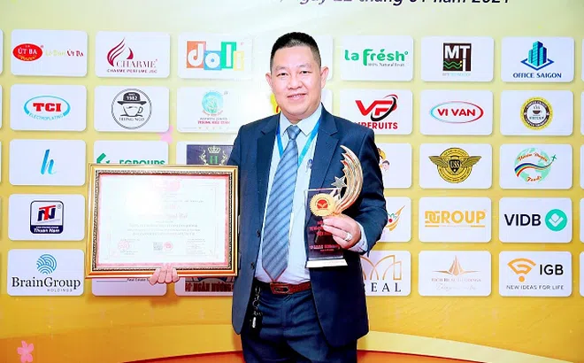 Doanh Nhân Nguyễn Huỳnh Đạt và Công Ty Cổ Phần Việt Cup International nhận giải thưởng Doanh Nhân Tiêu Biểu 2021 và Thương hiệu bền vững 2021 tại DIỄN ĐÀN TỰ HÀO THƯƠNG HIỆU VIỆT NAM.