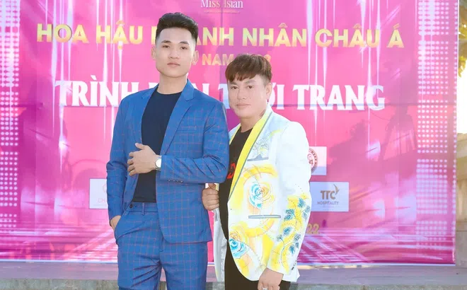 Người mẫu Khánh Luân tháp tùng NTK Tommy Nguyễn đến sự kiện tại Huế