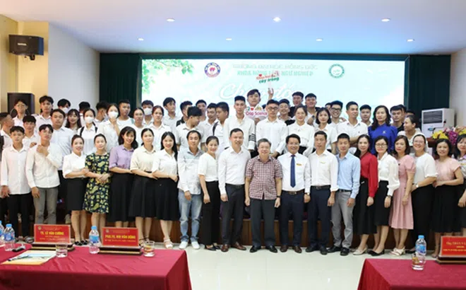 Việt Thanh Group trao tặng học bổng cho sinh viên Ngành Quản lý Đất đai - ĐH Hồng Đức